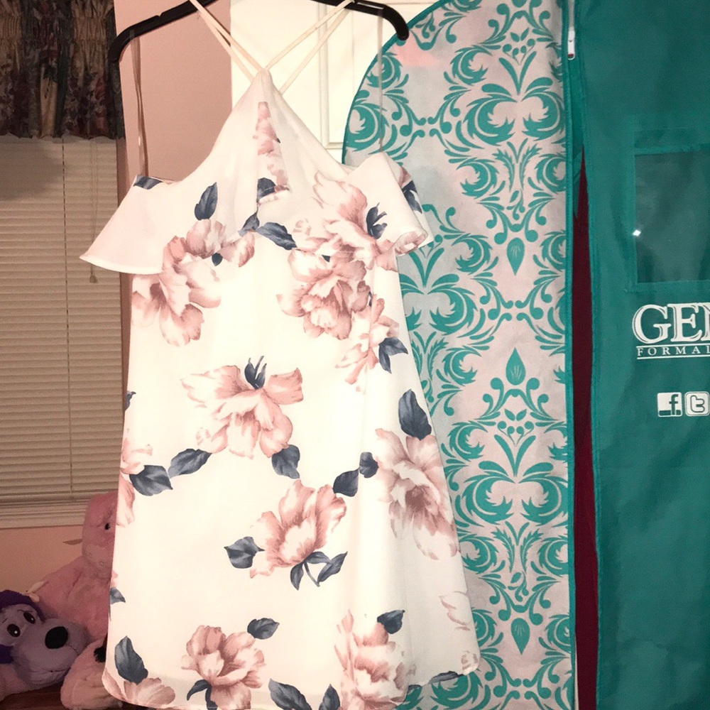 GORGEOUS Halter Neck Floral Shift Dress!
